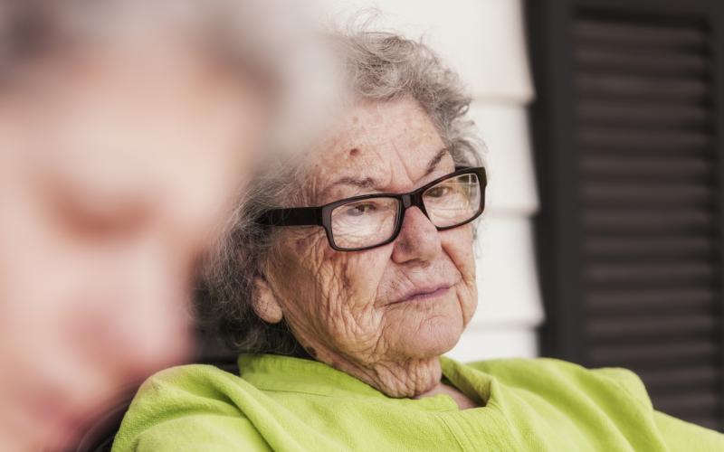 Oudere dame met dementie