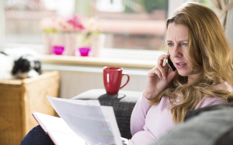 Vrouw aan de telefoon