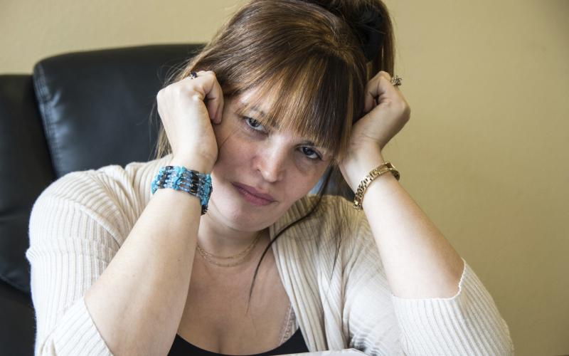 Vrouw met handen in het haar Vrouw met handen in het haar