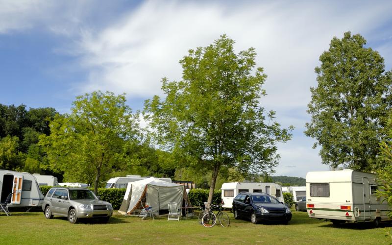 Foto van een camping met caravans