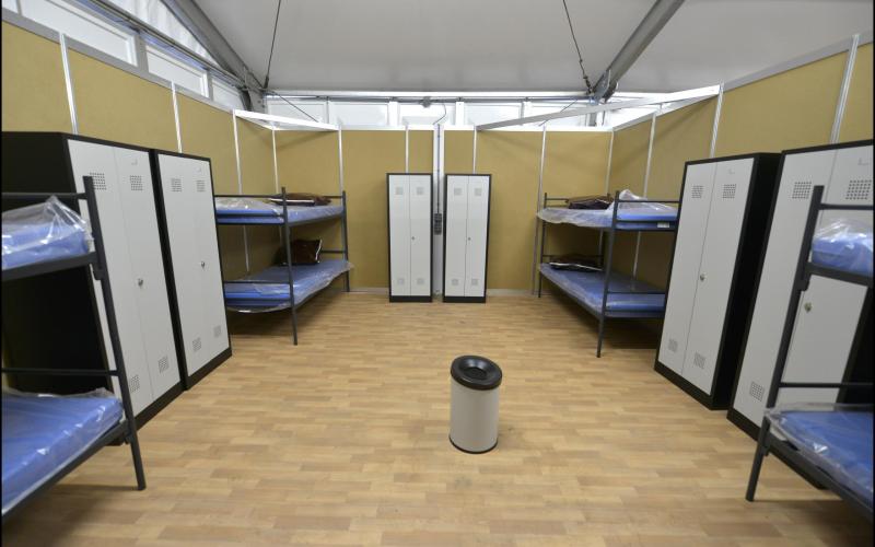 Bedden in een kamer in een opvang voor asielzoekers in Heumensoord