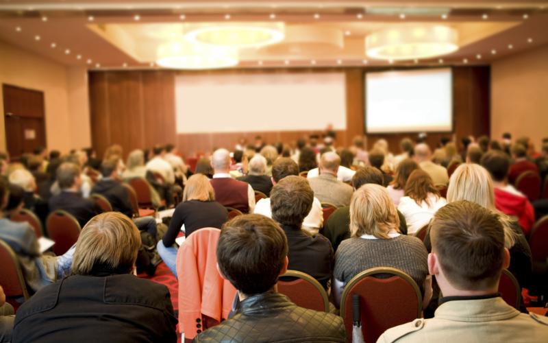 zittend publiek in zaal