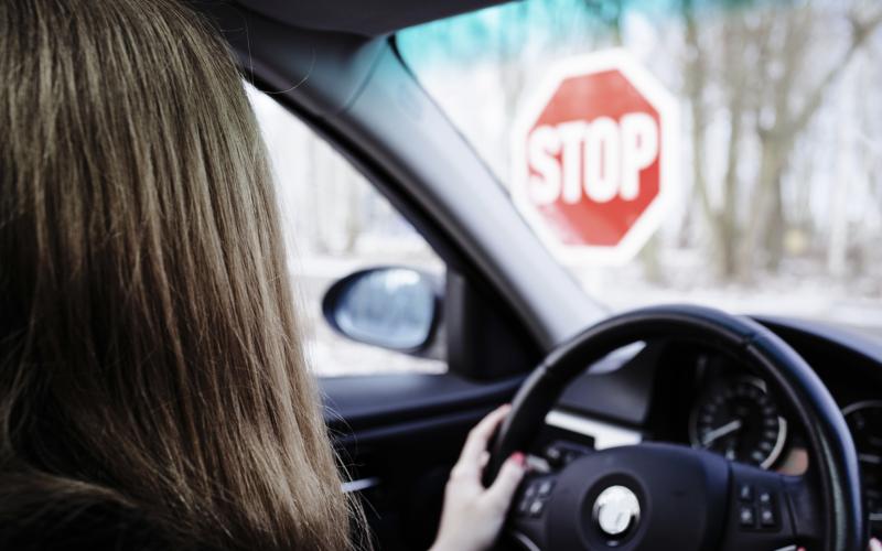 Vrouw doet rijexamen Vrouw doet rijexamen