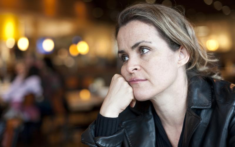vrouw leunt aan tafel vrouw leunt aan tafel
