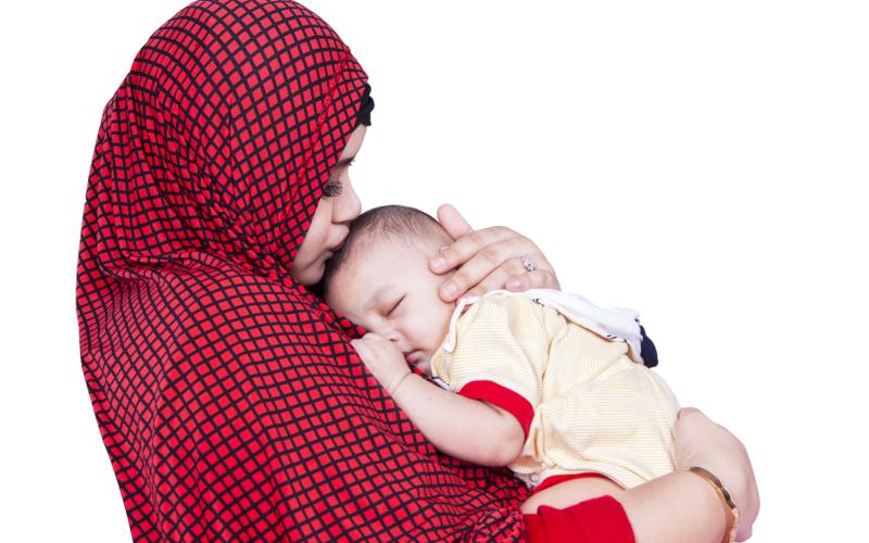 Moeder troost haar baby Moeder troost haar baby