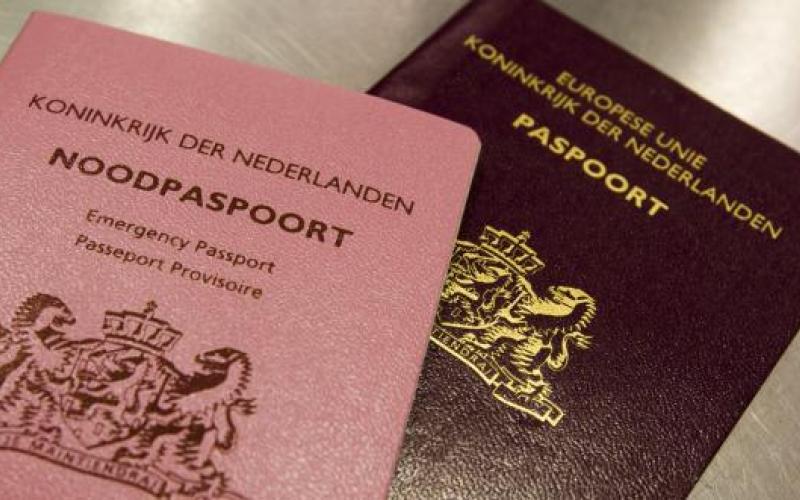 Foto van een Nederlands noodpaspoort Foto van een Nederlands noodpaspoort