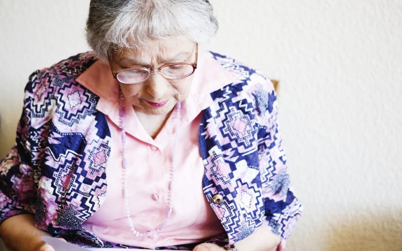 Vrouw leest een brief