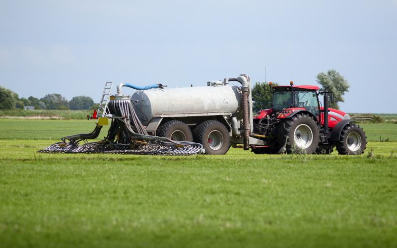 mestwagen rijdt over het land