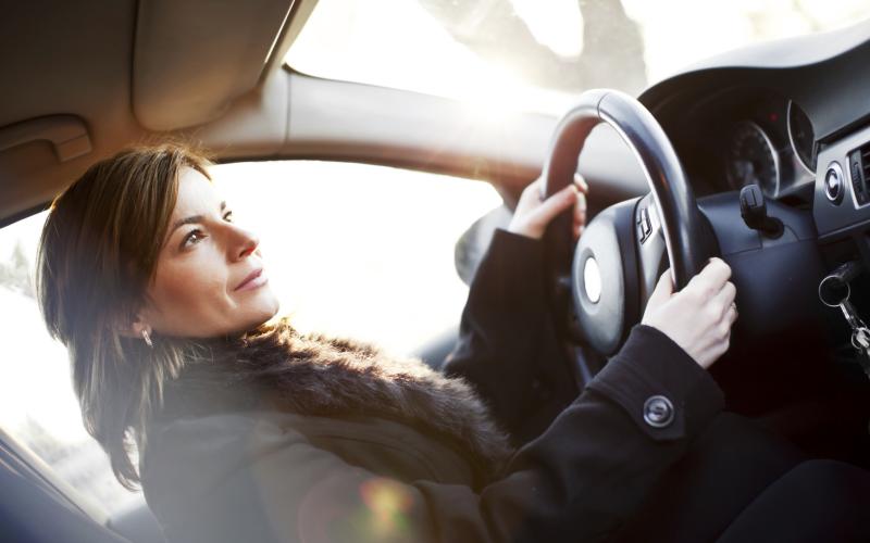 Vrouw achter het stuur in een auto Vrouw achter het stuur in een auto