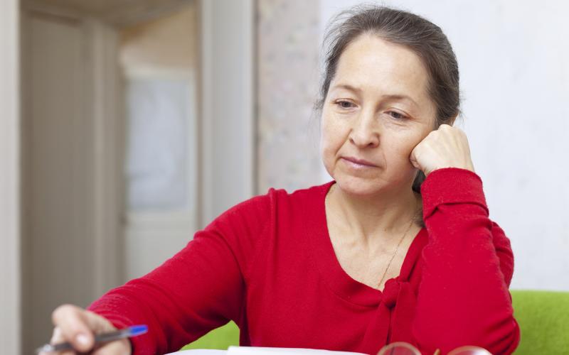 Vrouw leest brieven Vrouw leest brieven