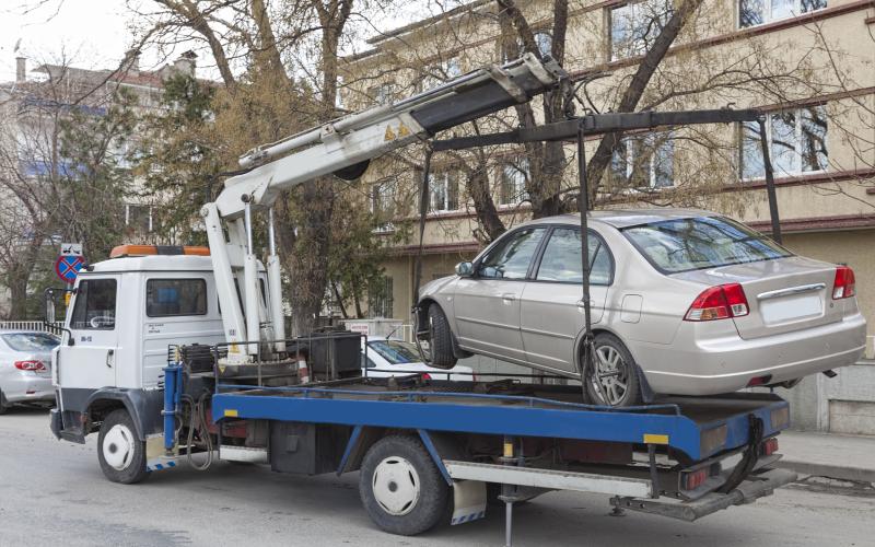 Foto van een auto die wordt weggetakeld