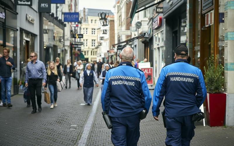 Buitengewoon opsporingsambtenaren in een winkelstraat Buitengewoon opsporingsambtenaren in een winkelstraat