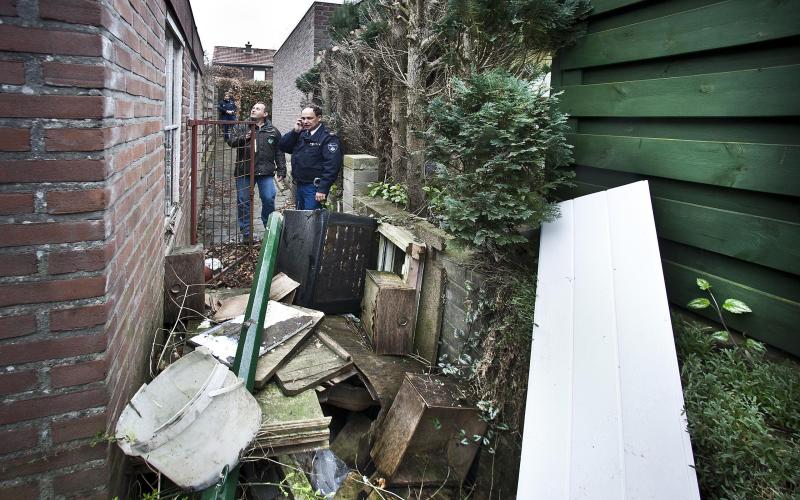 Foto van afval in de poort, handhaving staat erbij