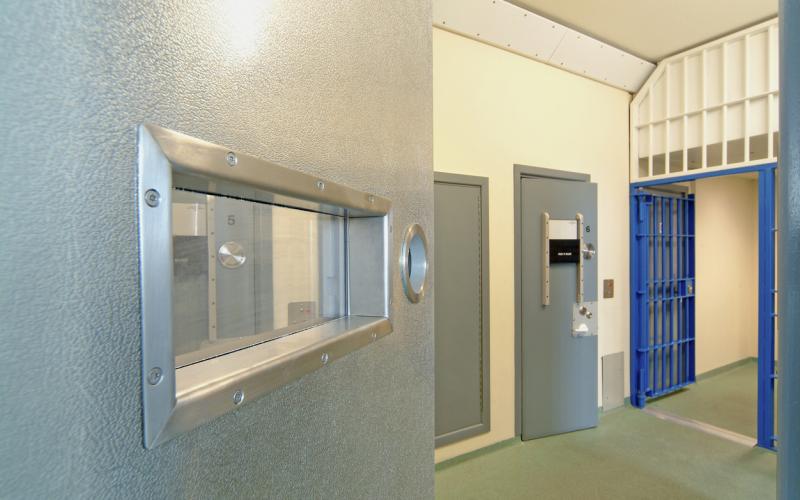 Foto van een gevangenisdeur