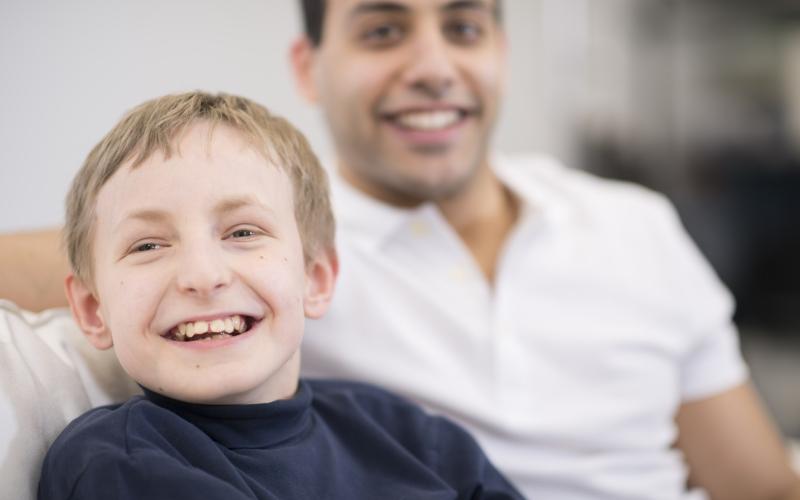 jongen met hulpverlener jongen met hulpverlener