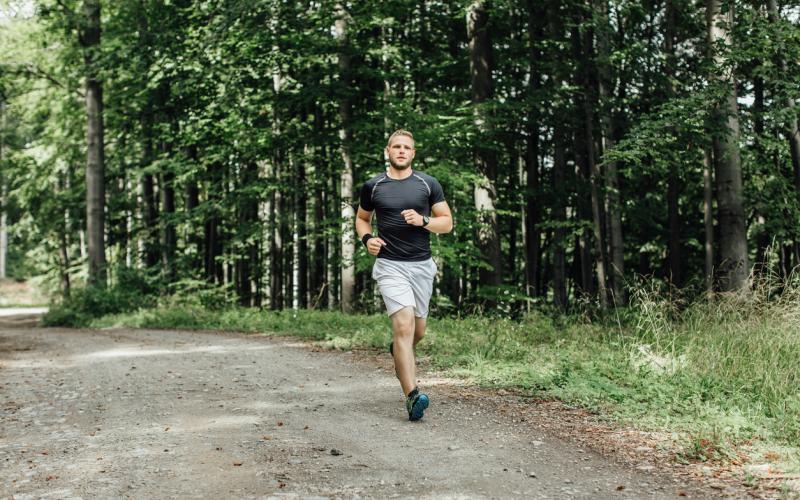 Foto van een man die hardloopt in het bos Foto van een man die hardloopt in het bos