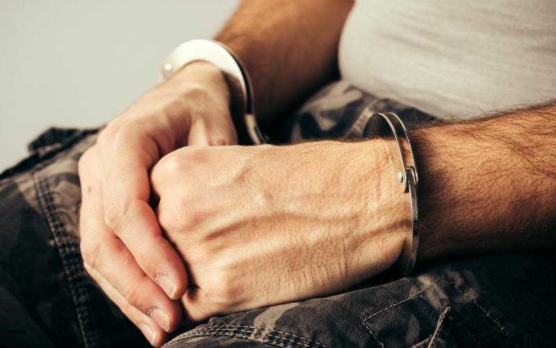 Man met handboeien Man met handboeien