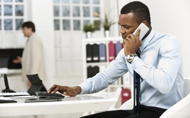 man op kantoor aan de telefoon