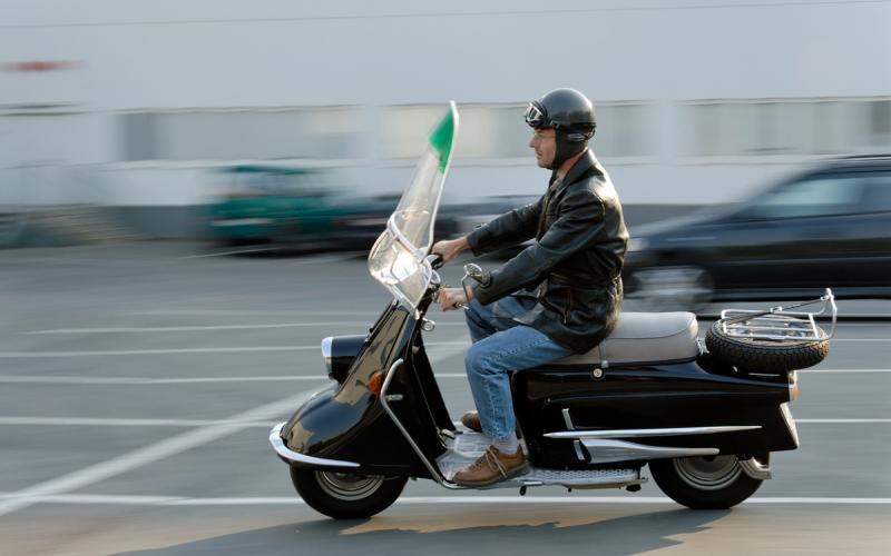 Een man op een scooter