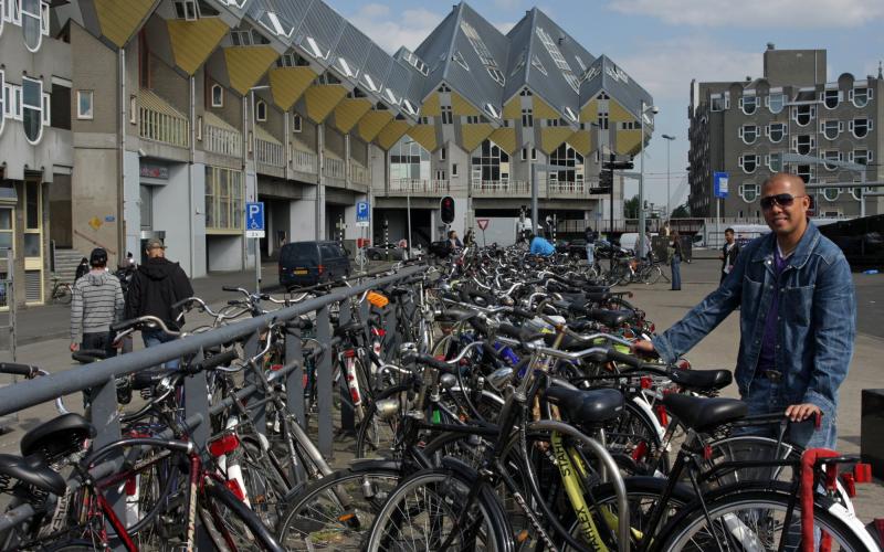 man met fiets bij kubuswoningen in Rotterdam man met fiets bij kubuswoningen in Rotterdam