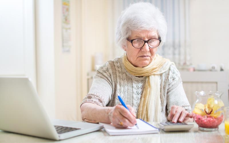 Oudere vrouw met een laptop