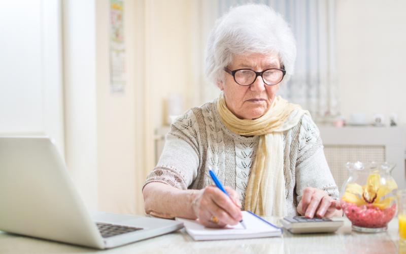 Oudere vrouw met een laptop Oudere vrouw met een laptop