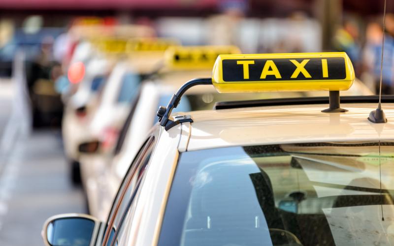 Taxi's staan in een rij te wachten