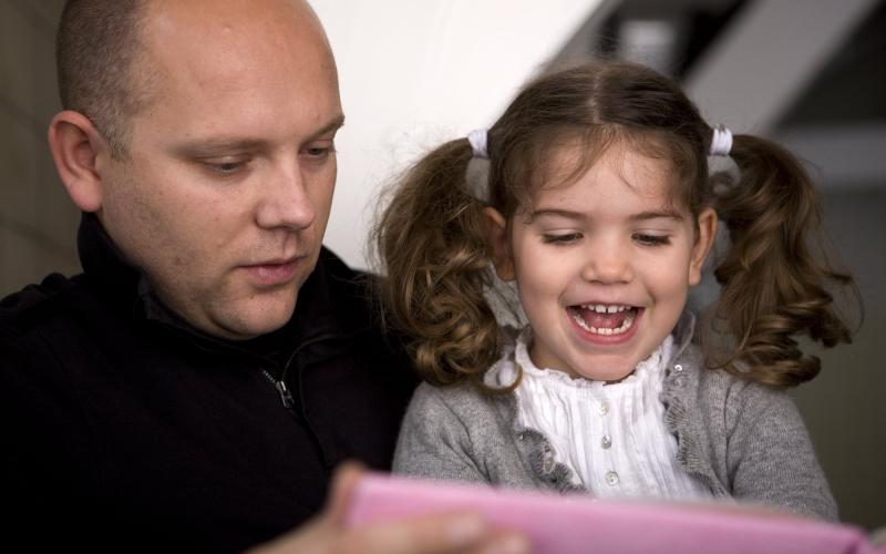 Foto van een vader met dochter