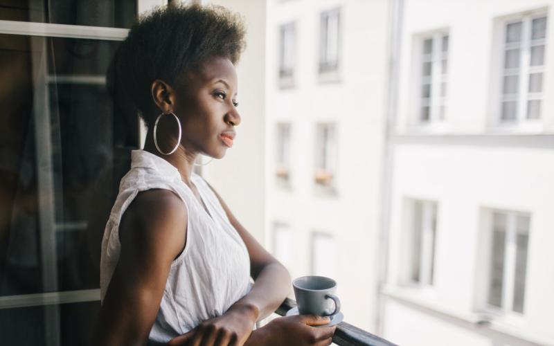 Vrouw op het balkon Vrouw op het balkon