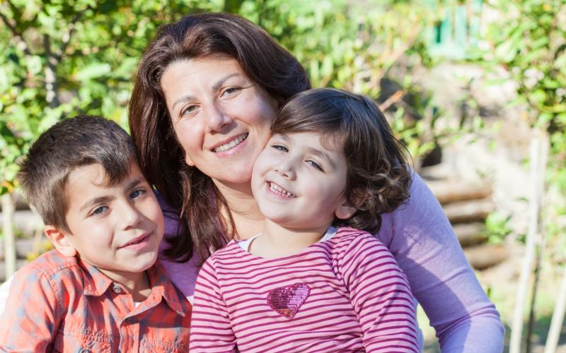 Vrouw met 2 jonge kinderen Vrouw met 2 jonge kinderen