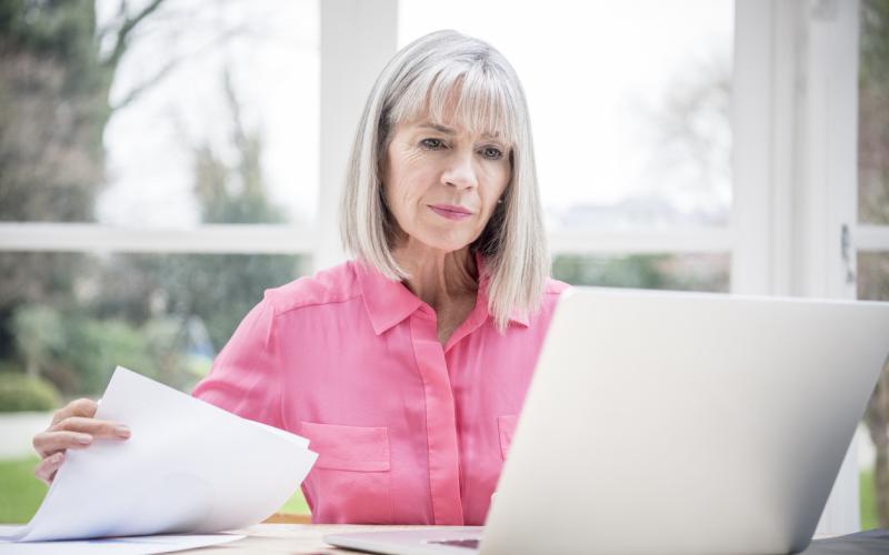Vrouw met een laptop Vrouw met een laptop