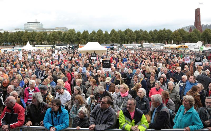 Groep demonstrerende mensen staan op het Malieveld in Den Haag Groep demonstrerende mensen staan op het Malieveld in Den Haag