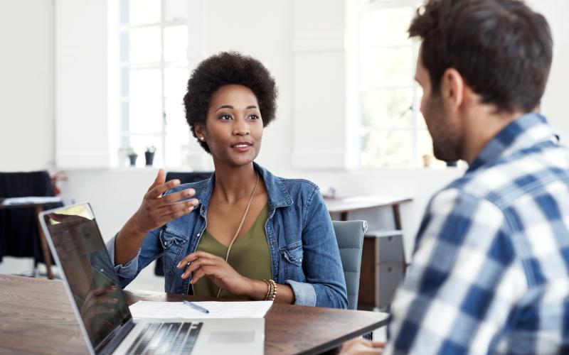 Man en vrouw in gesprek