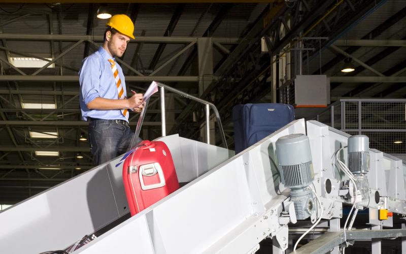 Man met gele helm controleert de bagage