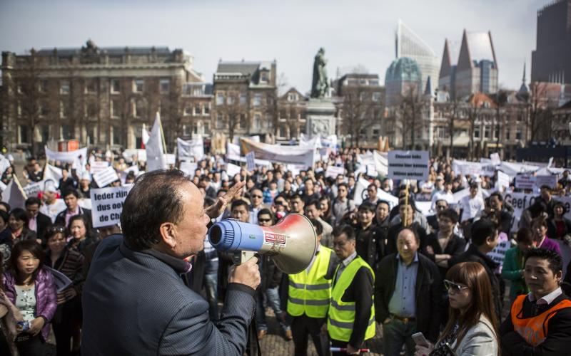 Man met megafoon praat tegen menigte tijdens demonstratie in Den Haag Man met megafoon praat tegen menigte tijdens demonstratie in Den Haag