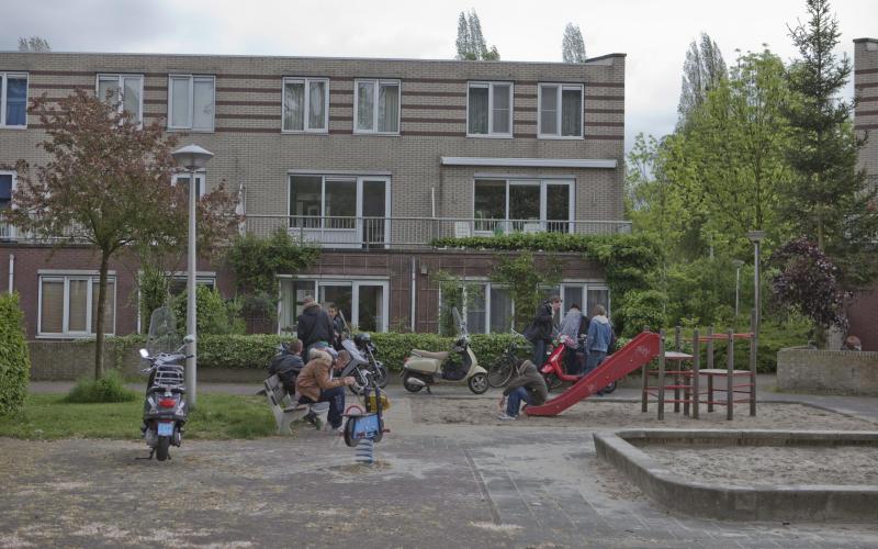 Hangjongeren bij een speeltuin