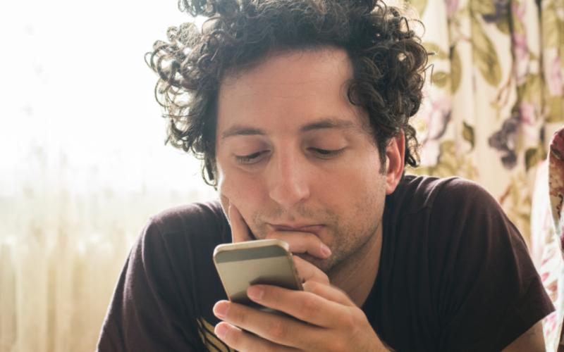 Jongen met telefoon in de hand Jongen met telefoon in de hand
