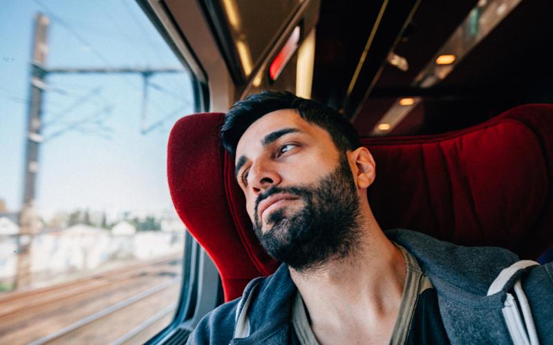 Foto van een man in een trein Foto van een man in een trein