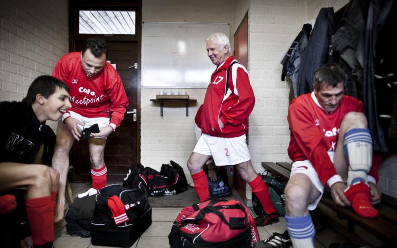 Foto van mannen in voetbalkleedkamer Foto van mannen in voetbalkleedkamer