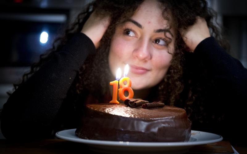 Vrouw met een verjaardagstaart Vrouw met een verjaardagstaart