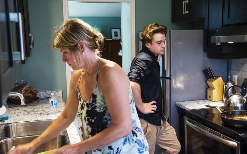 Foto van een moeder en zoon in de keuken