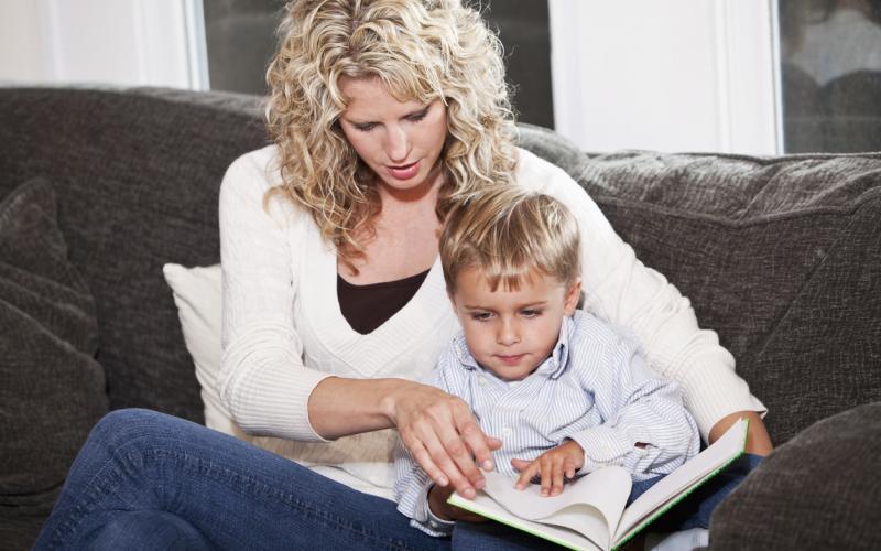 Moeder en zoon lezen in een boek