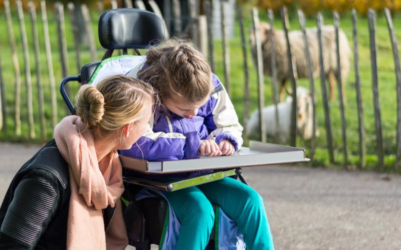 Moeder met gehandicapte dochter in rolstoel