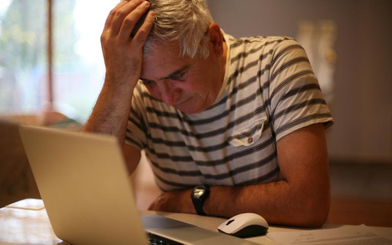senior man bij laptop senior man bij laptop