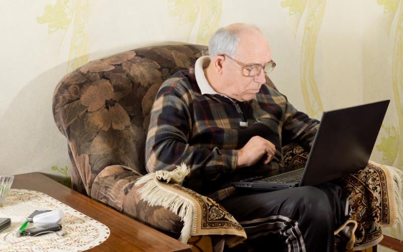 Senior man met laptop