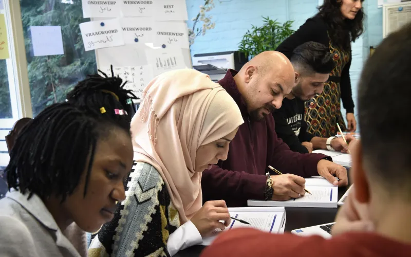 mensen nemen deel aan taalles voor inburgering