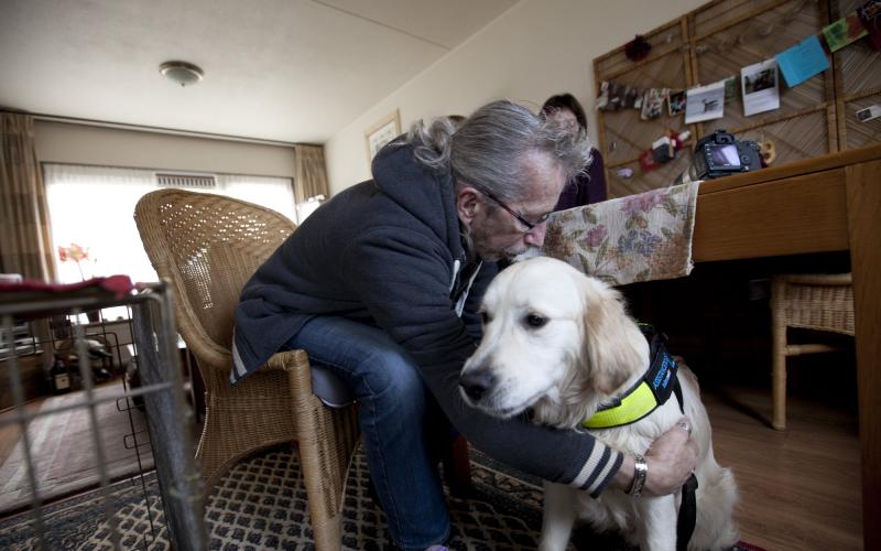 Een veteraan met een hulphond