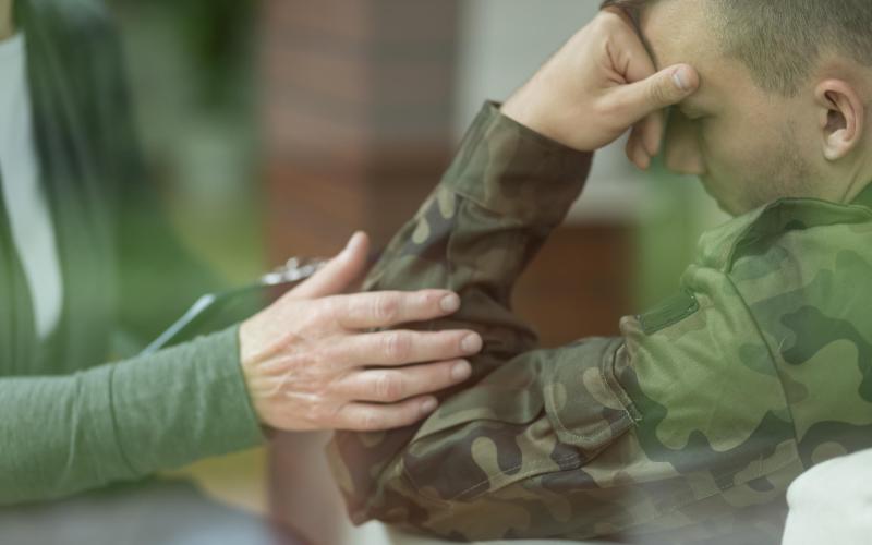 militair met hand onder hoofd militair met hand onder hoofd