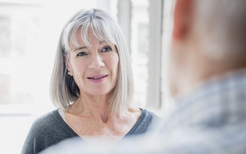 Vrouw in gesprek