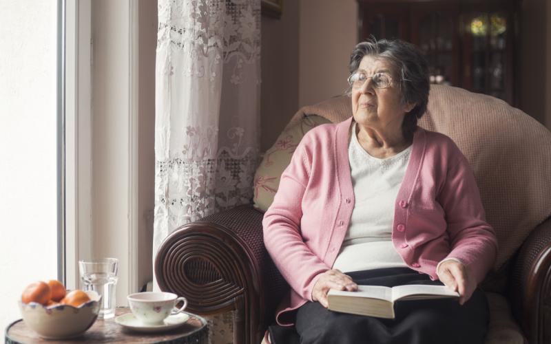 senior vrouw leest een boek